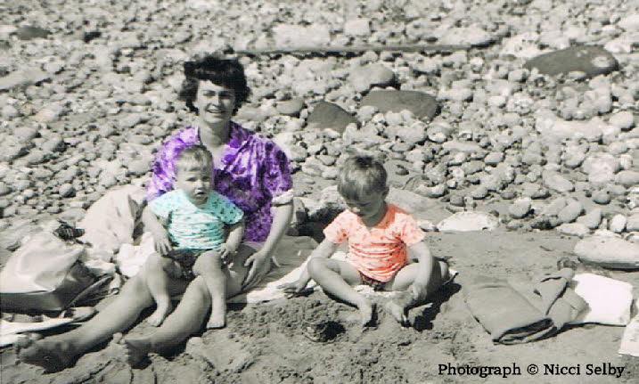 Vintage beach - Mum and boys